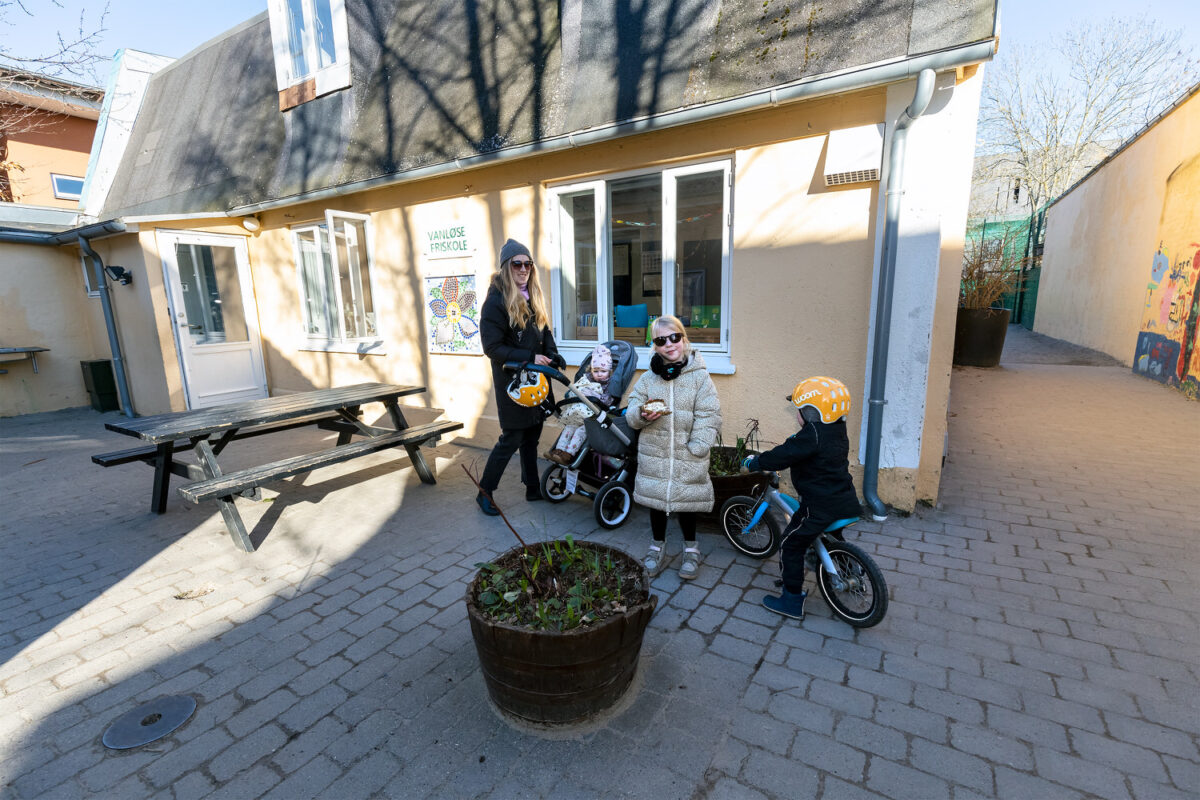 Familie ankommer til Vanløse Friskole – en tryg, lille skole tæt på Frederiksberg og Rødovre