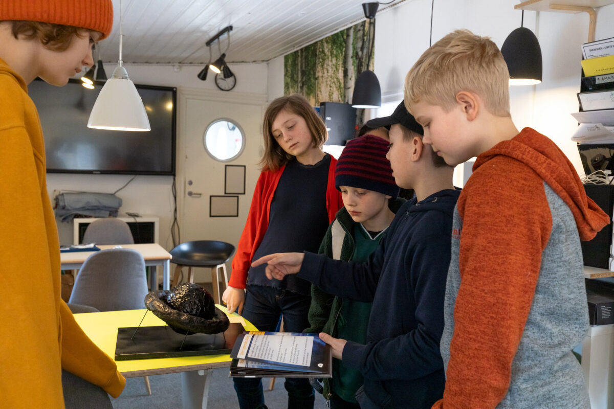 Elever fordyber sig i naturfagligt projektarbejde – vi kombinerer høj faglighed med strukturerede og trygge rammer.